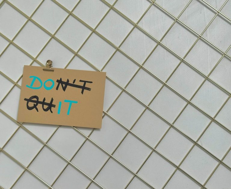 du it Zettel mit den englischen Worten daunt kwit, wobei Buchstaben so durchgestrichen sind, dass dort auch steht