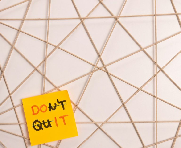 du it Zettel mit den englischen Worten daunt kwit, wobei Buchstaben so durchgestrichen sind, dass dort auch steht