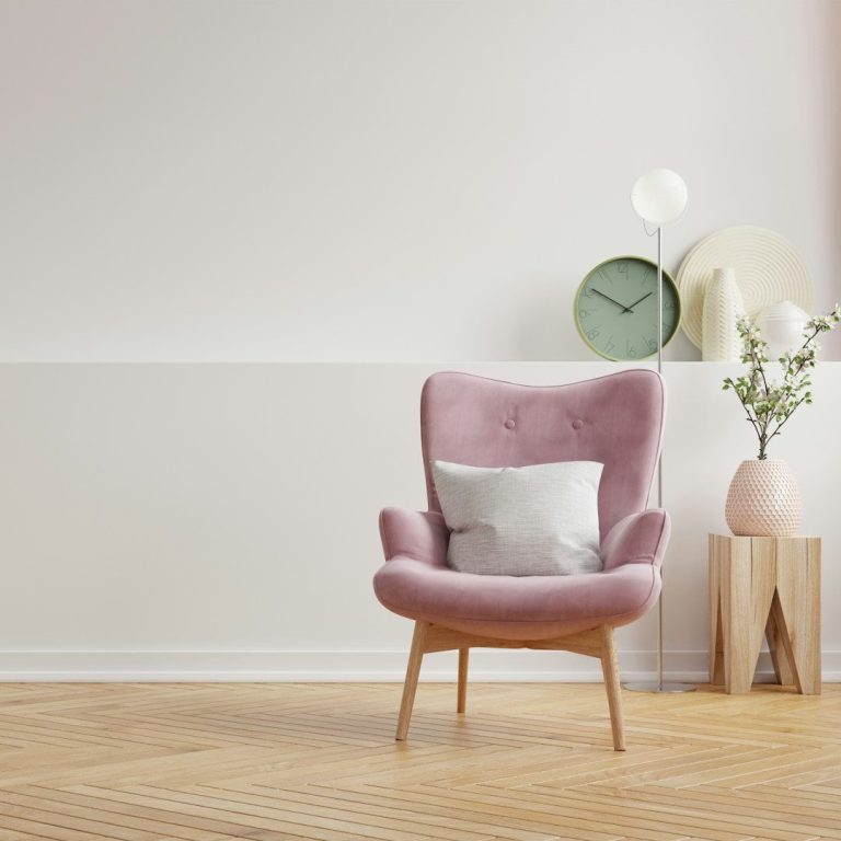 gemütlicher Beratungsraum heller Ohrensessel mit Kissen in einem gemütlichen Raum, Fischgrätparkett, Stehlampe, Blume, Wecker. Alles in Pastellfarben.